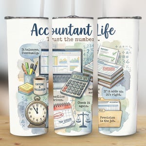 Op de afbeelding: Een witte beker met een aquarelontwerp met een accountantthema. Het ontwerp bevat een laptop, een rekenmachine, een koffiekopje, een klok en de tekst "Accountant Life" en "Trust the number."