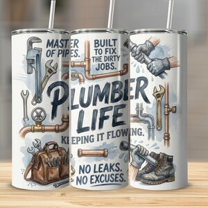 Peut inclure: Un gobelet blanc avec une paille présentant un design sur le thème du plombier. Le design comprend des outils de plomberie, des tuyaux et le texte "PLUMBER LIFE" avec des phrases comme "Master of Pipes" et "No Leaks. No Excuses."