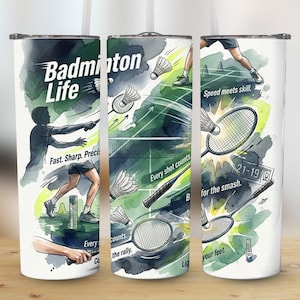 Puede incluir: Un vaso blanco con un diseño de acuarela con elementos de bádminton. El diseño incluye jugadores de bádminton, raquetas, volantes y el texto "Badminton Life" y "Speed meets skill."