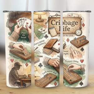 Op de afbeelding: Een tumbler met een aquarel illustratie met een cribbage thema. Het ontwerp bevat speelkaarten, een cribbagebord en de tekst "Cribbage Life". De tumbler is ontworpen voor warme of koude dranken.
