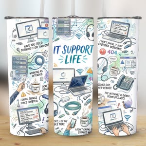 Könnte beinhalten: Ein weißer Becher mit einem farbenfrohen Design, das Illustrationen zum Thema IT-Support und Text enthält. Das Design umfasst Computer, Kopfhörer und Sätze wie "IT Support Life" und "Haben Sie versucht, es aus- und wieder einzuschalten?"