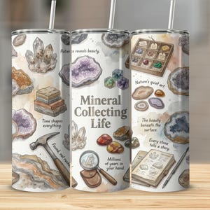 Peut inclure: Un gobelet en acier inoxydable avec un motif enveloppant présentant des illustrations à l'aquarelle de cristaux, de géodes et d'outils géologiques. Le texte "Mineral Collecting Life" est affiché. Le gobelet mesure environ 20 cm de haut.