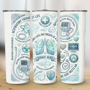 Puede incluir: Una taza de cerámica blanca con un asa negra y el texto "But First, Coffee" en negro, con una fuente de estilo manuscrito. La taza está sobre una superficie blanca.