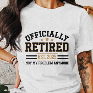 Diseño de camiseta oficialmente retirado EST 2025, camiseta gráfica Not My Problem Anymore, regalo de jubilación perfecto, ideal para amigos y familiares