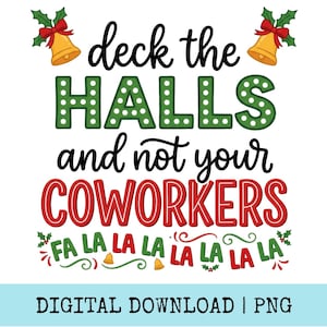 Può includere: Grafica digitale scaricabile con il testo "deck the HALLS and not your COWORKERS". Il design include agrifoglio, campane e accenti "Fa La La La" in rosso, verde e nero, ideale per decorazioni natalizie.