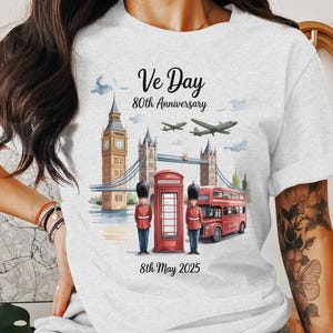 Design per maglietta per l'80° anniversario del Giorno della Vittoria in Europa, download digitale, monumenti di Londra, 8 maggio 2025, orgoglio britannico, storia del Regno Unito, ricordo