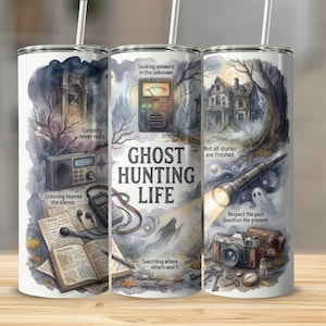Könnte beinhalten: Ein weißer Becher mit einem umlaufenden Design, das eine Aquarellillustration von Geisterjagd-Ausrüstung und Text zeigt. Das Design umfasst ein Radio, ein EMF-Lesegerät, eine Taschenlampe, eine Kamera und die Worte "Ghost Hunting Life".