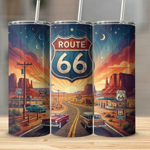 Op de afbeelding: Een Route 66-thema tumbler met een schilderachtig woestijnlandschap met klassieke auto's, diners en het iconische Route 66-schild. Het ontwerp omvat een zonsondergang, sterren en een kronkelende weg.