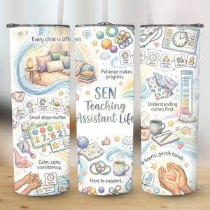 Op de afbeelding: Een witte beker met een kleurrijke illustratie. Het ontwerp bevat tekst zoals "SEN Teaching Assistant Life", "Every child is different" en "Small steps matter". De beker bevat verschillende educatieve en ondersteunende afbeeldingen.