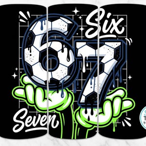 Peut inclure: Gobelet noir avec un motif sur le thème du football. Le motif présente les chiffres "67" et le mot "Six" en blanc, avec un motif de ballon de football et un effet de peinture dégoulinante. Le mot "Seven" est également inclus.