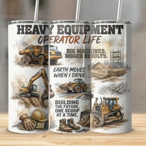 Könnte beinhalten: Ein weißer Becher mit Illustrationen von Baumaschinen und dem Text "HEAVY EQUIPMENT OPERATOR LIFE". Das Design enthält die Sätze "BIG MACHINES. BIGGER RESULTS." und "EARTH MOVES WHEN I DRIVE." Geeignet für Heiß- oder Kaltgetränke.