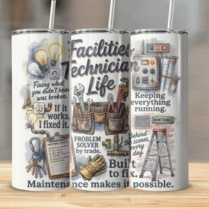 Può includere: Un bicchiere bianco con il tema "Facilities Technician Life". Il design include strumenti, lampadine e testo come "Riparare ciò che non sapevi fosse rotto". Il bicchiere ha una cannuccia.