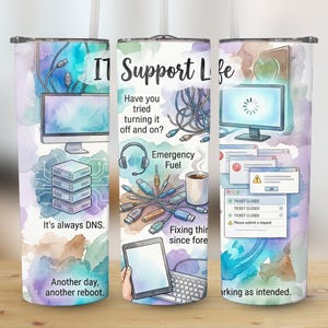 Könnte beinhalten: Ein Edelstahlbecher mit einem Aquarelldesign mit computerbezogenen Grafiken und Text. Der Becher trägt die Worte "IT Support Life" und Sätze wie "It's always DNS" und "Another day, another reboot."