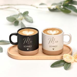 Hochzeitsgeschenk Mr & Mrs Tassen mit Tablett | Geschenkidee Jubiläum Brautpaar, Geschenkset personalisiert Ehepaar, Keramikbecher Gravur