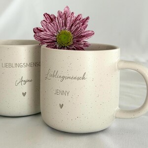 Personalisierte Tasse mit Name und passendem Holztablett als Geschenk-Set. Ideal für besondere Menschen, Freundin, Frau oder Kollegin zum Geburtstag, zu Weihnachten, Nikolaus oder Ostern. Die matte, gesprenkelte Keramiktasse mit 360 ml Fassungsvermögen in Beige passt perfekt zum hochwertig geölten Tablett aus Buchenholz mit Namensgravur. Schönes Geschenk für Freundschaft & Familie. Steingut Tasse