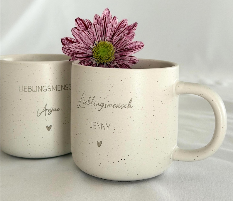 Personalisierte Tasse mit Name und passendem Holztablett als Geschenk-Set. Ideal für besondere Menschen, Freundin, Frau oder Kollegin zum Geburtstag, zu Weihnachten, Nikolaus oder Ostern. Die matte, gesprenkelte Keramiktasse mit 360 ml Fassungsvermögen in Beige passt perfekt zum hochwertig geölten Tablett aus Buchenholz mit Namensgravur. Schönes Geschenk für Freundschaft & Familie. Steingut Tasse