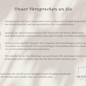 Nahaufnahme von Gravur auf Tasse und Tablett – zeigt präzise, individuelle Gestaltung. Gravuroptionen mit mehreren Schriftarten. Geschenkidee mit persönlicher Note – ideal für Nikolaus, Abschiedsgeschenk Kollegin, Freundschaftsüberraschung oder als Kleinigkeit für besondere Menschen. Kombination aus hochwertiger Keramik und warmem Holz. Steingut Tasse . Geschenk für Herzensmensch und Lieblingsmensch