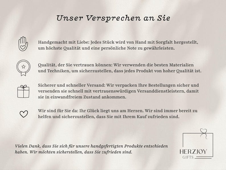 Nahaufnahme von Gravur auf Tasse und Tablett – zeigt präzise, individuelle Gestaltung. Gravuroptionen mit mehreren Schriftarten. Geschenkidee mit persönlicher Note – ideal für Nikolaus, Abschiedsgeschenk Kollegin, Freundschaftsüberraschung oder als Kleinigkeit für besondere Menschen. Kombination aus hochwertiger Keramik und warmem Holz. Steingut Tasse . Geschenk für Herzensmensch und Lieblingsmensch