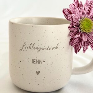 Tasse und Tablett als Set in Geschenkverpackung mit personalisierter Gravur. Perfekt als Mitbringsel zu besonderen Anlässen: Geburtstag, Ostern, Weihnachten oder Nikolaus. Stilvolle Geschenkidee für Freundin, Kollegin oder Bestie. Handgefertigtes Set mit Charakter, ideal für Kaffee- und Teeliebhaber:innen. Einzigartiges, liebevoll gestaltetes Präsent für jeden Anlass. Steingut Tasse . Geschenk für Herzensmensch und Lieblingsmensch