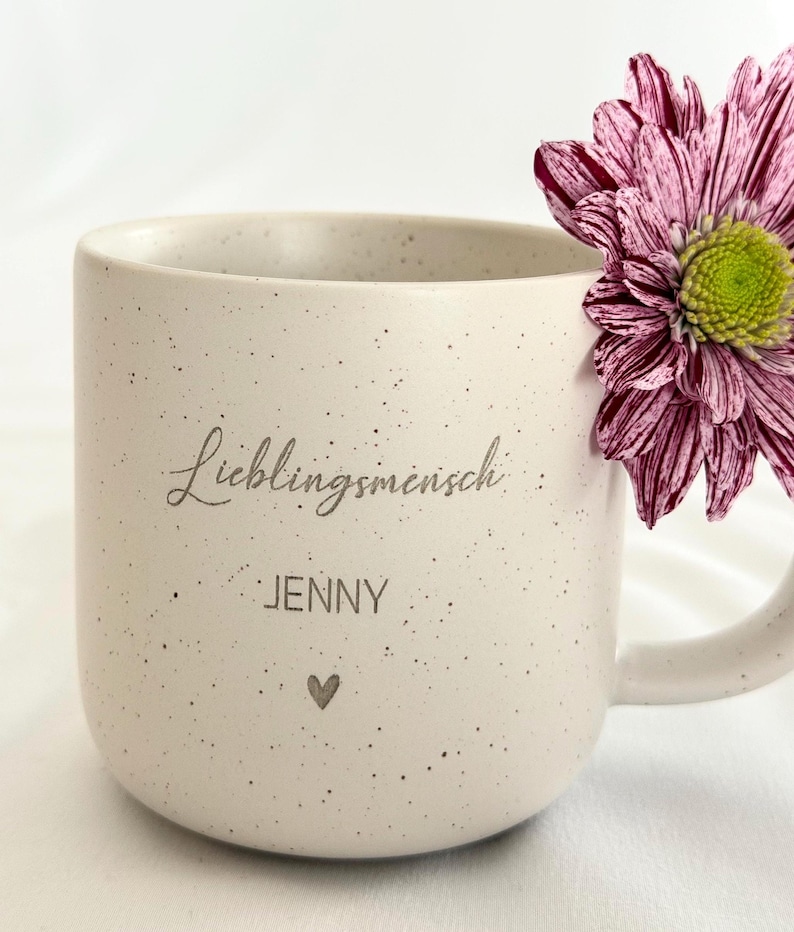 Tasse und Tablett als Set in Geschenkverpackung mit personalisierter Gravur. Perfekt als Mitbringsel zu besonderen Anlässen: Geburtstag, Ostern, Weihnachten oder Nikolaus. Stilvolle Geschenkidee für Freundin, Kollegin oder Bestie. Handgefertigtes Set mit Charakter, ideal für Kaffee- und Teeliebhaber:innen. Einzigartiges, liebevoll gestaltetes Präsent für jeden Anlass. Steingut Tasse . Geschenk für Herzensmensch und Lieblingsmensch