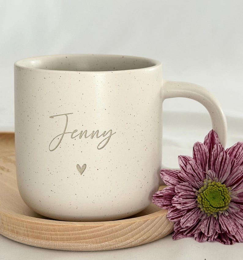 Keramiktasse mit heißem Kaffee auf graviertem Holztablett. Stilvolle Kombination aus Naturmaterialien – personalisierbar mit Name, ideal für Freundinnen und Familie. Steingut Tasse. Personalisierte Geschenke