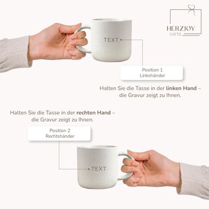 Set aus personalisierter Tasse und Tablett aus verschiedenen Blickwinkeln gezeigt. Perfekt für Produktpräsentation im Shop. Geschenkidee für Geburtstag, Weihnachten oder Freundschaft. Tasse mit unglasierter Unterseite und dezenter Gravur, Tablett aus Buchenholz mit schöner Maserung. Ideal für Menschen, die das Besondere lieben. Steingut Tasse . Geschenk für Herzensmensch und Lieblingsmensch