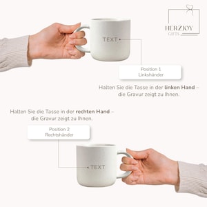 Set aus personalisierter Tasse und Tablett aus verschiedenen Blickwinkeln gezeigt. Perfekt für Produktpräsentation im Shop. Geschenkidee für Geburtstag, Weihnachten oder Freundschaft. Tasse mit unglasierter Unterseite und dezenter Gravur, Tablett aus Buchenholz mit schöner Maserung. Ideal für Menschen, die das Besondere lieben. Steingut Tasse. Personalisierte Geschenke