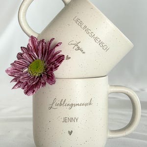 Personalisierte Tasse mit Namen auf Holztablett, liebevoll dekoriert mit Schleifenband und Blume. Geschenkidee für Freundschaft, Familie oder zum Abschied. Ideal für Geburtstage, Weihnachten, Nikolaus oder Ostern. Rustikaler Stil in warmen Beige-Tönen, ein echter Blickfang im Alltag. Geschenkset für Kaffee- und Teeliebhaber:innen mit individueller Gravur und natürlicher Ästhetik. Steingut Tasse . Geschenk für Herzensmensch und Lieblingsmensch