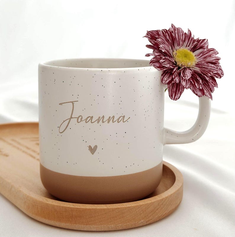 Personalisierte Tasse mit Name und passendem Holztablett als Geschenk-Set. Ideal für besondere Menschen, Freundin, Frau oder Kollegin zum Geburtstag, zu Weihnachten, Nikolaus oder Ostern. Die matte, gesprenkelte Keramiktasse mit 360 ml Fassungsvermögen in Beige passt perfekt zum hochwertig geölten Tablett aus Buchenholz mit Namensgravur. Schönes Geschenk für Freundschaft & Familie. Steingut Tasse. Personalisierte Geschenke