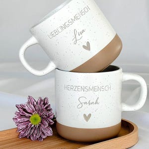 Hochwertiges Buchenholztablett mit individueller Namensgravur, kombiniert mit einer personalisierten Tasse. Handgefertigt, lebensmittelecht, mit Hartwachs behandelt. Pflegehinweise: nur von Hand waschen, trocken lagern, direkte Sonneneinstrahlung vermeiden. Wunderschön als Geschenk für besondere Menschen – Freundin, Frau, Kollegin oder für sich selbst. Steingut Tasse . Geschenk für Herzensmensch und Lieblingsmensch