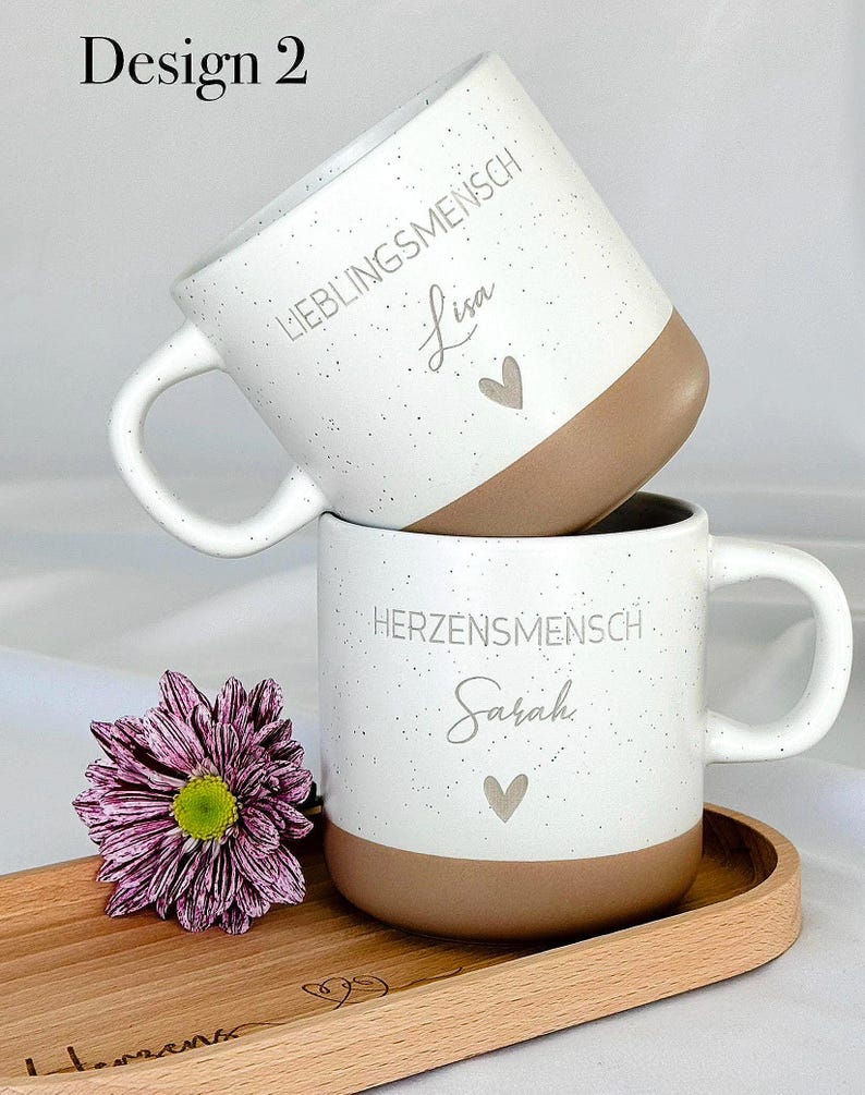 Hochwertiges Buchenholztablett mit individueller Namensgravur, kombiniert mit einer personalisierten Tasse. Handgefertigt, lebensmittelecht, mit Hartwachs behandelt. Pflegehinweise: nur von Hand waschen, trocken lagern, direkte Sonneneinstrahlung vermeiden. Wunderschön als Geschenk für besondere Menschen – Freundin, Frau, Kollegin oder für sich selbst. Steingut Tasse . Geschenk für Herzensmensch und Lieblingsmensch