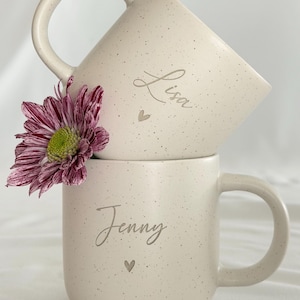 Gravierte Namens-Tasse in Beige mit minimalistischer Schrift. Individuell gestaltetes Geschenkset für Freundin, Kollegin oder Bestie. Hochwertige Handarbeit aus Deutschland. Steingut Tasse. Personalisierte Geschenke