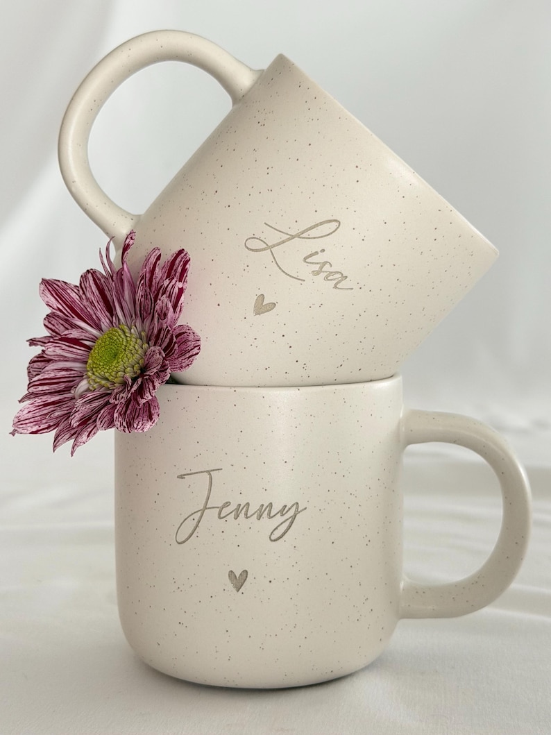 Gravierte Namens-Tasse in Beige mit minimalistischer Schrift. Individuell gestaltetes Geschenkset für Freundin, Kollegin oder Bestie. Hochwertige Handarbeit aus Deutschland. Steingut Tasse. Personalisierte Geschenke