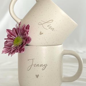 Personalisierte Tasse mit Holztablett, liebevoll verpackt als Geschenk für Freundin, Kollegin oder Mutter. Ideal für Geburtstag, Weihnachten oder Abschied. Ein besonderes Geschenk mit Herz. Steingut Tasse. Personalisierte Geschenke