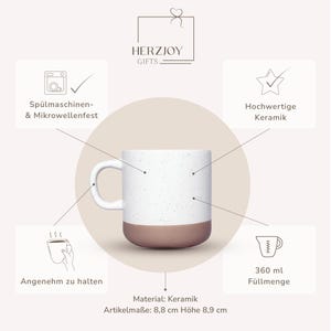 Keramiktasse mit personalisierter Namensgravur, befüllt mit Kaffee – auf Tablett serviert. Beige Tasse mit matter Oberfläche und 360 ml Volumen, perfekt für den Start in den Tag. Geschenk für Kolleg:innen, Freund:innen oder Familie, ideal für Abschied oder als kleine Überraschung. Zeitloses Design, langlebig, spülmaschinengeeignet, liebevoll graviert und dekorativ. Steingut Tasse . Geschenk für Herzensmensch und Lieblingsmensch