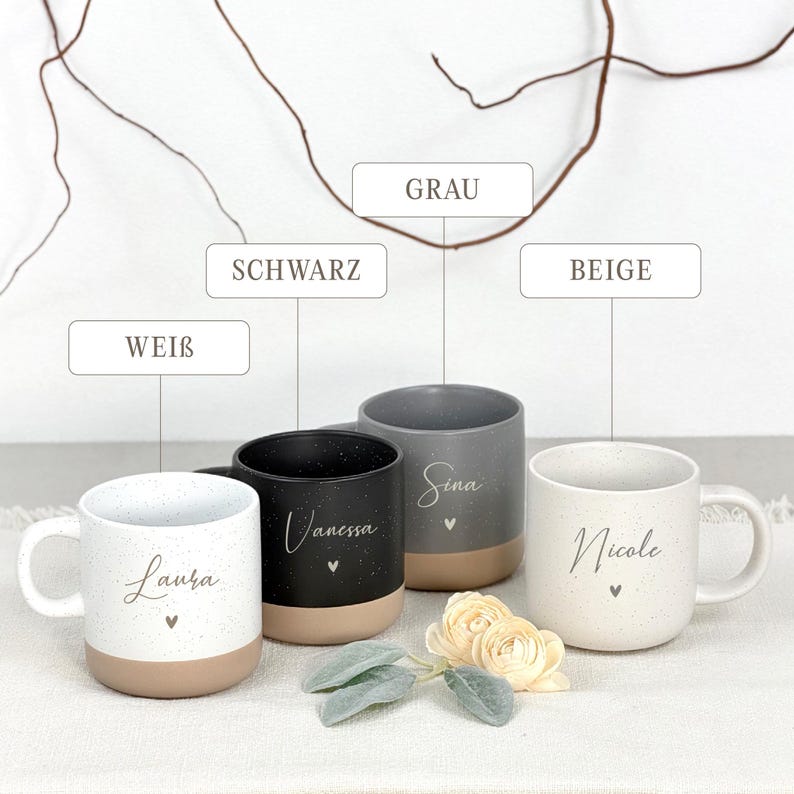 Graviertes Holztablett mit Freundschafts-Text. Natürliche Maserung und feine Gravur machen es zu einem einzigartigen, persönlichen Geschenk für Freundin oder Kollegin. Steingut Tasse. Personalisierte Geschenke