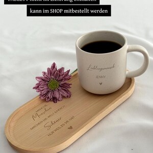 Detailaufnahme der personalisierten Tasse mit individueller Namensgravur. Weiße Keramiktasse mit gesprenkeltem Muster, matter Oberfläche und unglasiertem Boden. Perfekt als Geschenk für Freundin, Kollegin oder als kleine Aufmerksamkeit für besondere Menschen – geeignet für Kaffee, Tee oder heiße Schokolade. Mikrowellen- und spülmaschinenfest. Stilvoll und liebevoll gestaltet.Steingut Tasse . Geschenk für Herzensmensch und Lieblingsmensch