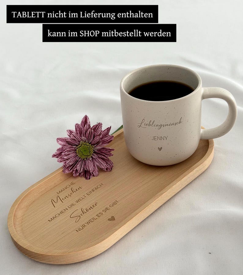 Detailaufnahme der personalisierten Tasse mit individueller Namensgravur. Weiße Keramiktasse mit gesprenkeltem Muster, matter Oberfläche und unglasiertem Boden. Perfekt als Geschenk für Freundin, Kollegin oder als kleine Aufmerksamkeit für besondere Menschen – geeignet für Kaffee, Tee oder heiße Schokolade. Mikrowellen- und spülmaschinenfest. Stilvoll und liebevoll gestaltet.Steingut Tasse . Geschenk für Herzensmensch und Lieblingsmensch