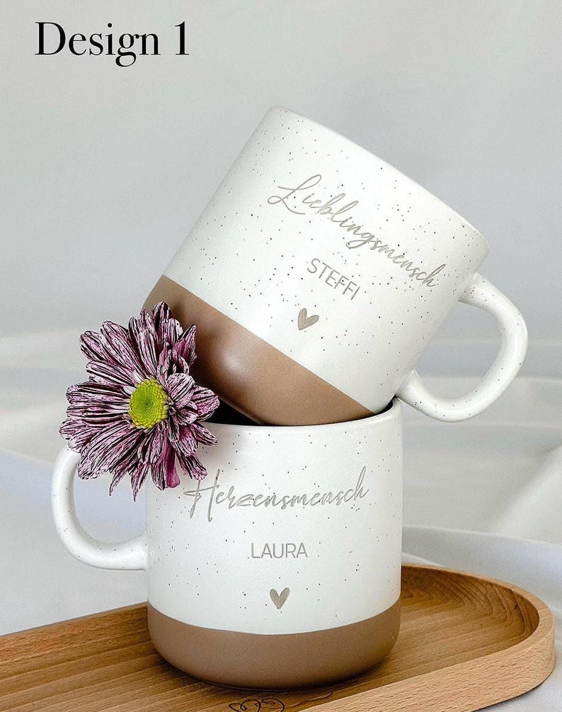 Personalisierte Tasse mit Namen auf Holztablett, liebevoll dekoriert mit Schleifenband und Blume. Geschenkidee für Freundschaft, Familie oder zum Abschied. Ideal für Geburtstage, Weihnachten, Nikolaus oder Ostern. Rustikaler Stil in warmen Beige-Tönen, ein echter Blickfang im Alltag. Geschenkset für Kaffee- und Teeliebhaber:innen mit individueller Gravur und natürlicher Ästhetik. Steingut Tasse . Geschenk für Herzensmensch und Lieblingsmensch