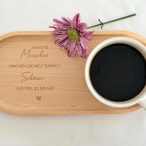 Personalisierte Tasse mit Holztablett, liebevoll verpackt als Geschenk für Freundin, Kollegin oder Mutter. Ideal für Geburtstag, Weihnachten oder Abschied. Ein besonderes Geschenk mit Herz.