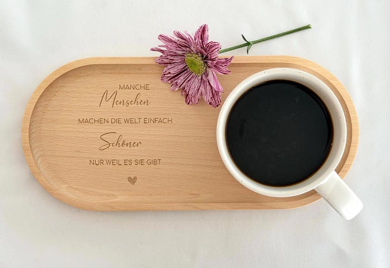 Personalisierte Tasse mit Holztablett, liebevoll verpackt als Geschenk für Freundin, Kollegin oder Mutter. Ideal für Geburtstag, Weihnachten oder Abschied. Ein besonderes Geschenk mit Herz.