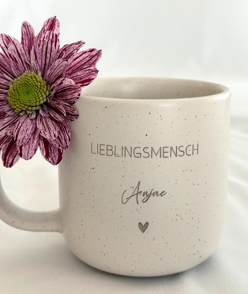 Nahaufnahme einer personalisierten Keramiktasse mit Namensgravur. Elegantes mattes Beige, feine Sprenkel, 360 ml. Ideal für Kaffee, Tee oder heiße Schokolade. Individuelles Geschenk für Freundin, Familie oder Kollegin.