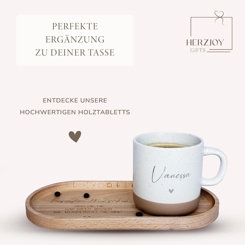 Keramiktasse mit Namensgravur auf Tablett, serviert auf einem gedeckten Frühstückstisch. Passend für den Alltag oder als besonderes Geschenk zu Feierlichkeiten. Für Familie, Freund:innen oder Kolleg:innen. Beige Tasse mit natürlichem Look, kombiniert mit geöltem Holztablett – personalisiert, langlebig, stilvoll und funktional. Kleine Geste mit großer Wirkung. Steingut Tasse . Geschenk für Herzensmensch und Lieblingsmensch