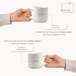 Personalisierte Keramiktasse mit Namen wird in der Hand gehalten – beige, gesprenkelt, 360 ml. Ideal für gemütliche Morgenmomente mit Kaffee oder Tee. Perfektes Geschenk für Freundin, Frau oder Kollegin. Emotionales Produktfoto mit Fokus auf Individualität und Wärme – für besondere Menschen, Abschiede oder kleine Freuden im Alltag. Steingut Tasse . Geschenk für Herzensmensch und Lieblingsmensch