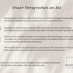 Handgefertigtes Buchenholz-Tablett mit Hartwachs-Beschichtung, das als personalisiertes Geschenk für jede Gelegenheit, wie Geburtstagsfeiern oder Ostern, eine schöne Wahl darstellt. Es eignet sich hervorragend für Snacks, Drinks oder als schickes Dekorationsstück. Steingut Tasse. Personalisierte Geschenke