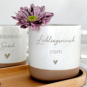 Personalisierte Tasse mit Name und passendem Holztablett als Geschenk-Set. Ideal für besondere Menschen, Freundin, Frau oder Kollegin zum Geburtstag, zu Weihnachten, Nikolaus oder Ostern. Die matte, gesprenkelte Keramiktasse mit 360 ml Fassungsvermögen in Beige passt perfekt zum hochwertig geölten Tablett aus Buchenholz mit Namensgravur. Schönes Geschenk für Freundschaft & Familie. Steingut Tasse