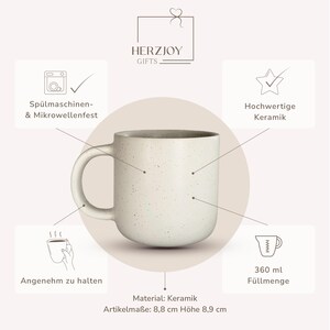 Keramiktasse mit personalisierter Namensgravur, befüllt mit Kaffee – auf Tablett serviert. Beige Tasse mit matter Oberfläche und 360 ml Volumen, perfekt für den Start in den Tag. Geschenk für Kolleg:innen, Freund:innen oder Familie, ideal für Abschied oder als kleine Überraschung. Zeitloses Design, langlebig, spülmaschinengeeignet, liebevoll graviert und dekorativ. Steingut Tasse . Geschenk für Herzensmensch und Lieblingsmensch