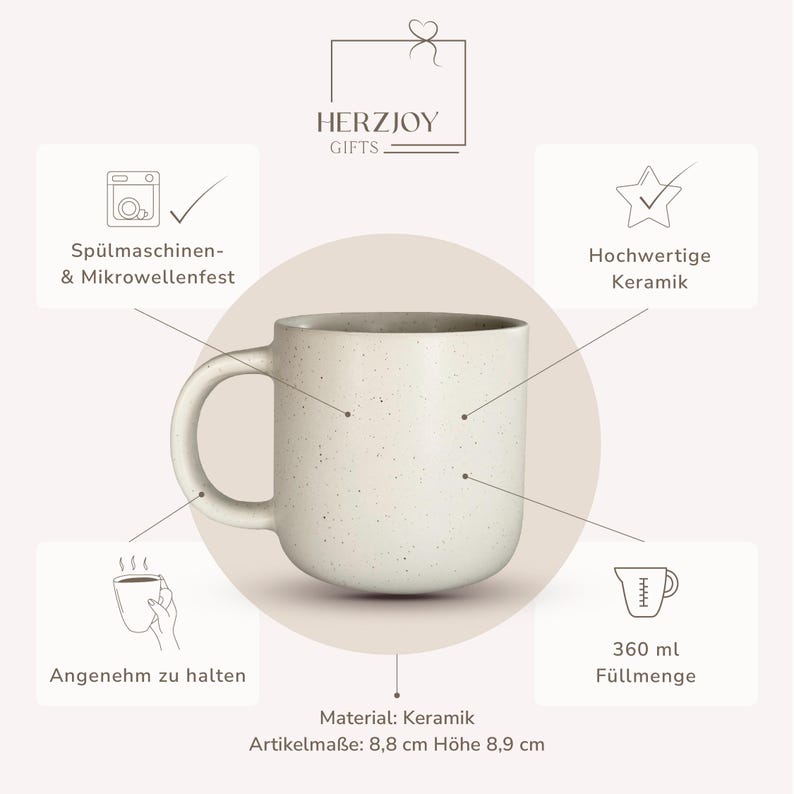 Keramiktasse mit personalisierter Namensgravur, befüllt mit Kaffee – auf Tablett serviert. Beige Tasse mit matter Oberfläche und 360 ml Volumen, perfekt für den Start in den Tag. Geschenk für Kolleg:innen, Freund:innen oder Familie, ideal für Abschied oder als kleine Überraschung. Zeitloses Design, langlebig, spülmaschinengeeignet, liebevoll graviert und dekorativ. Steingut Tasse . Geschenk für Herzensmensch und Lieblingsmensch
