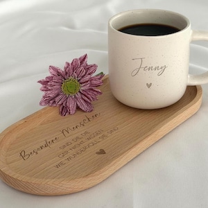 Obenansicht eines personalisierten Tassen-Sets: beige Keramiktasse mit Name auf graviertem Holztablett. Modernes, minimalistisches Design, perfekt als Geschenkidee für besondere Menschen. Steingut Tasse. Personalisierte Geschenke