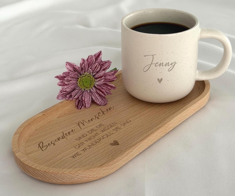 Obenansicht eines personalisierten Tassen-Sets: beige Keramiktasse mit Name auf graviertem Holztablett. Modernes, minimalistisches Design, perfekt als Geschenkidee für besondere Menschen. Steingut Tasse. Personalisierte Geschenke